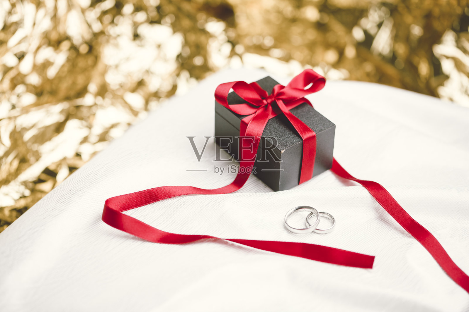 礼物盒，两枚戒指照片摄影图片