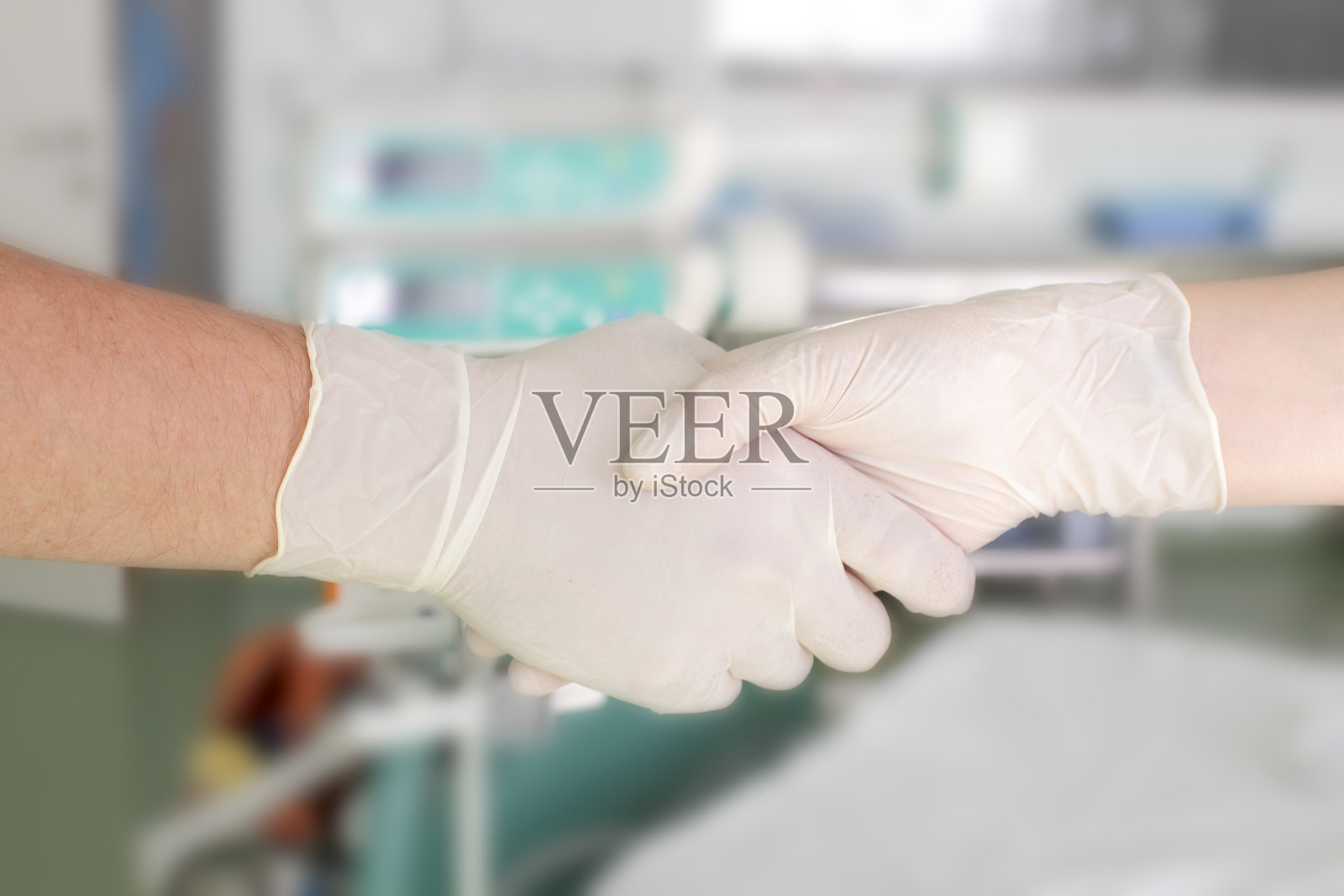 在医院握手。问候两位医护人员。照片摄影图片