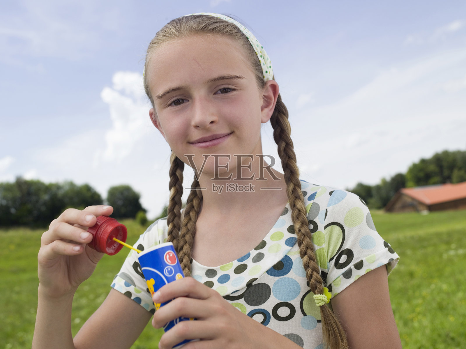女孩玩肥皂泡，肖像照片摄影图片