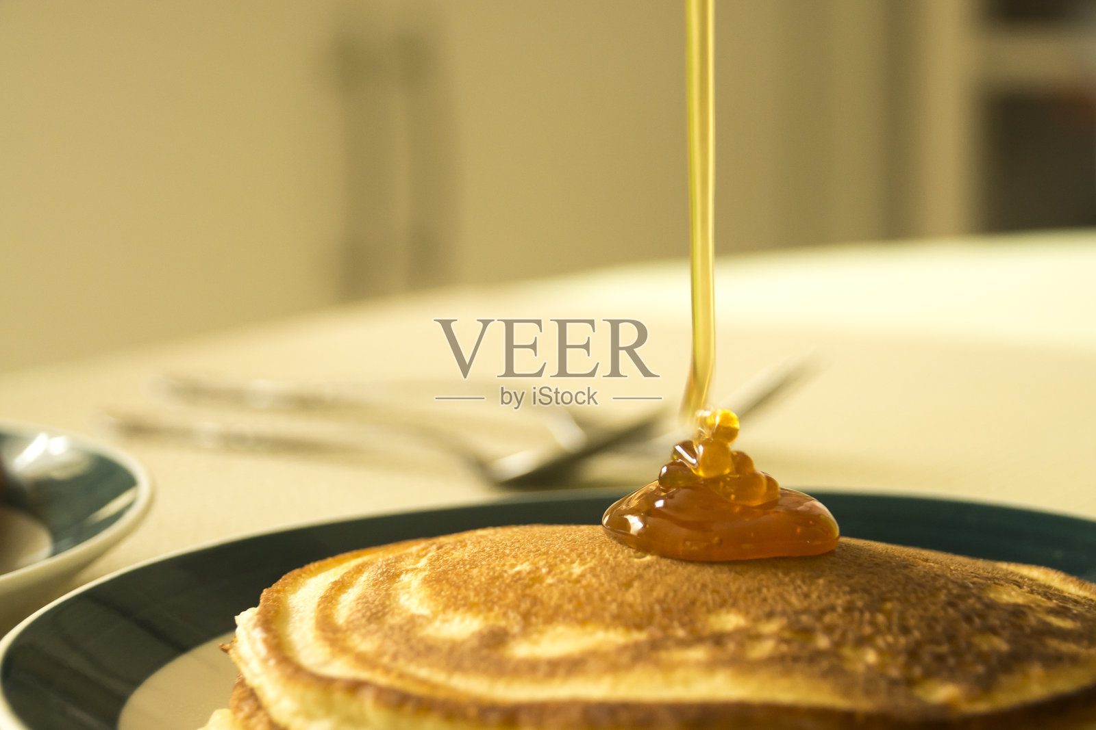 煎饼上的蜂蜜照片摄影图片