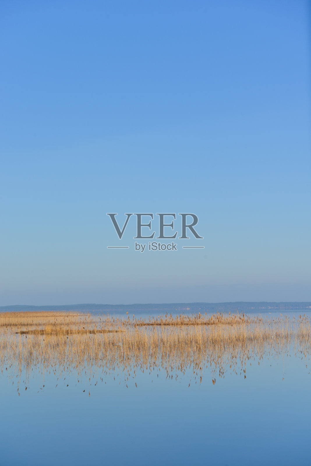 法国，欧洲，比斯喀洛斯湖的日出时分。照片摄影图片