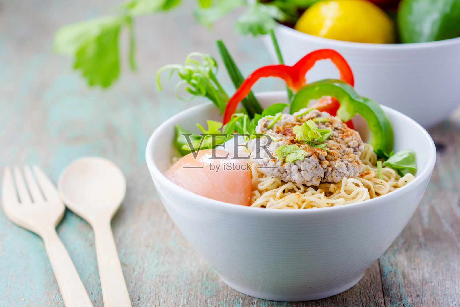 一种用猪肉和鸡蛋拌成的面条照片摄影图片