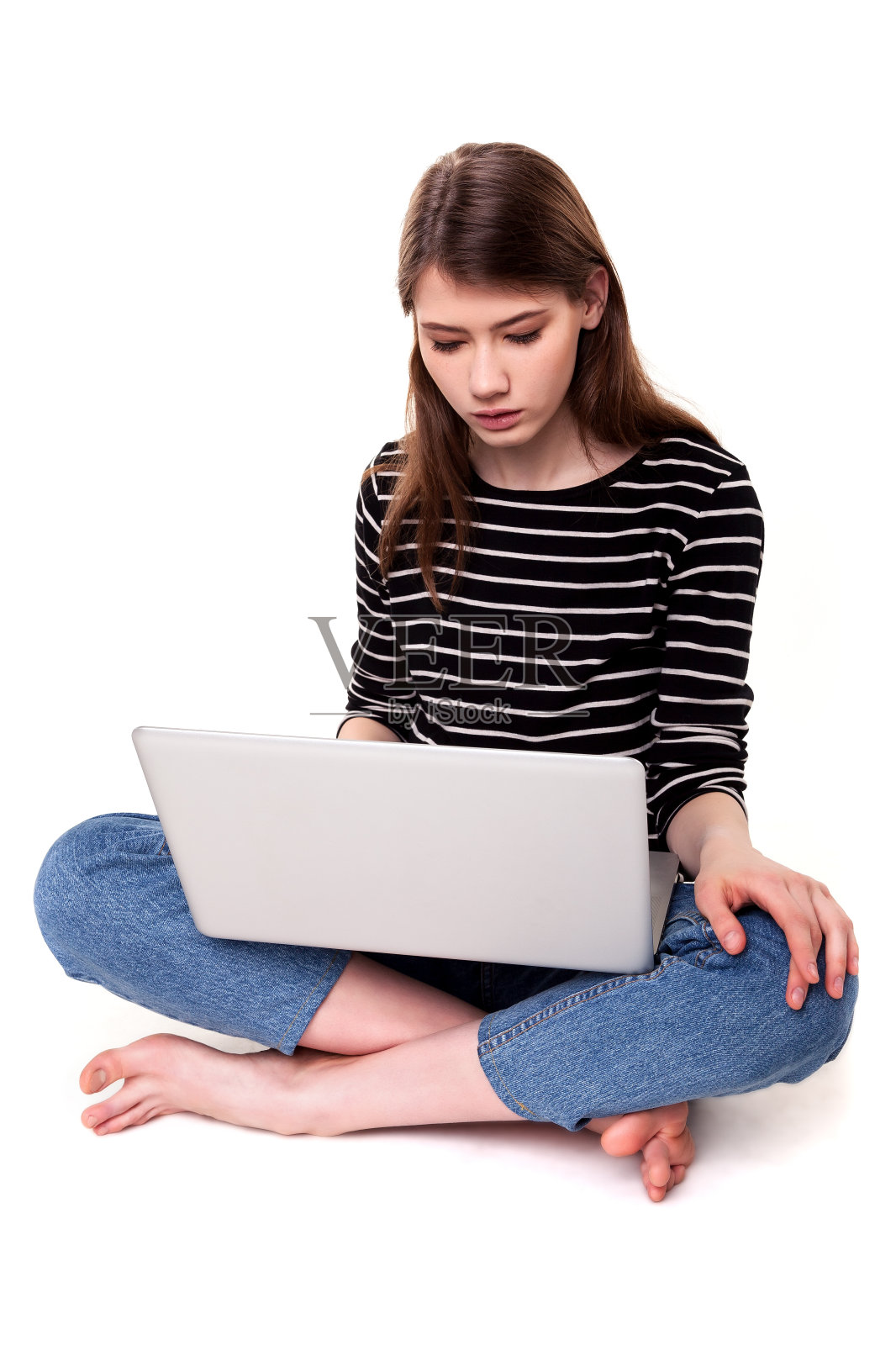 年轻思考女人与电脑地板电子商务股票形象照片摄影图片