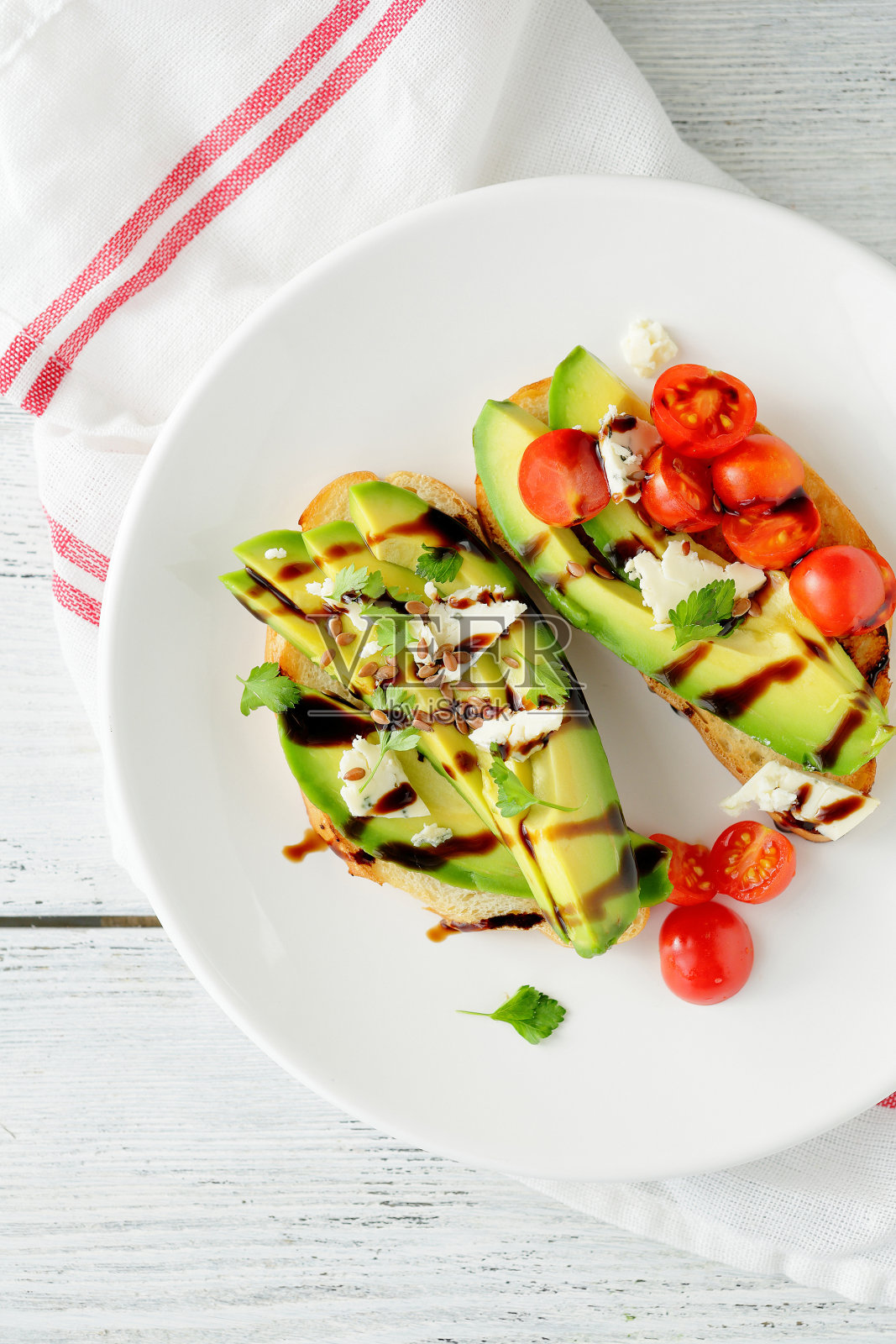 牛油果和西红柿三明治照片摄影图片