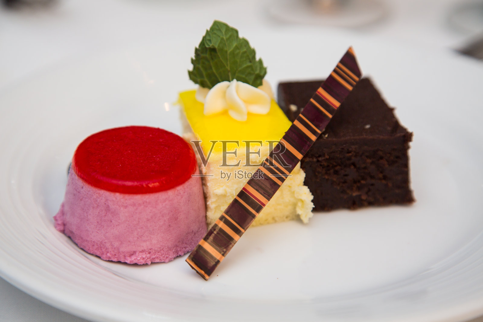 白色盘子上的三个果馅饼照片摄影图片