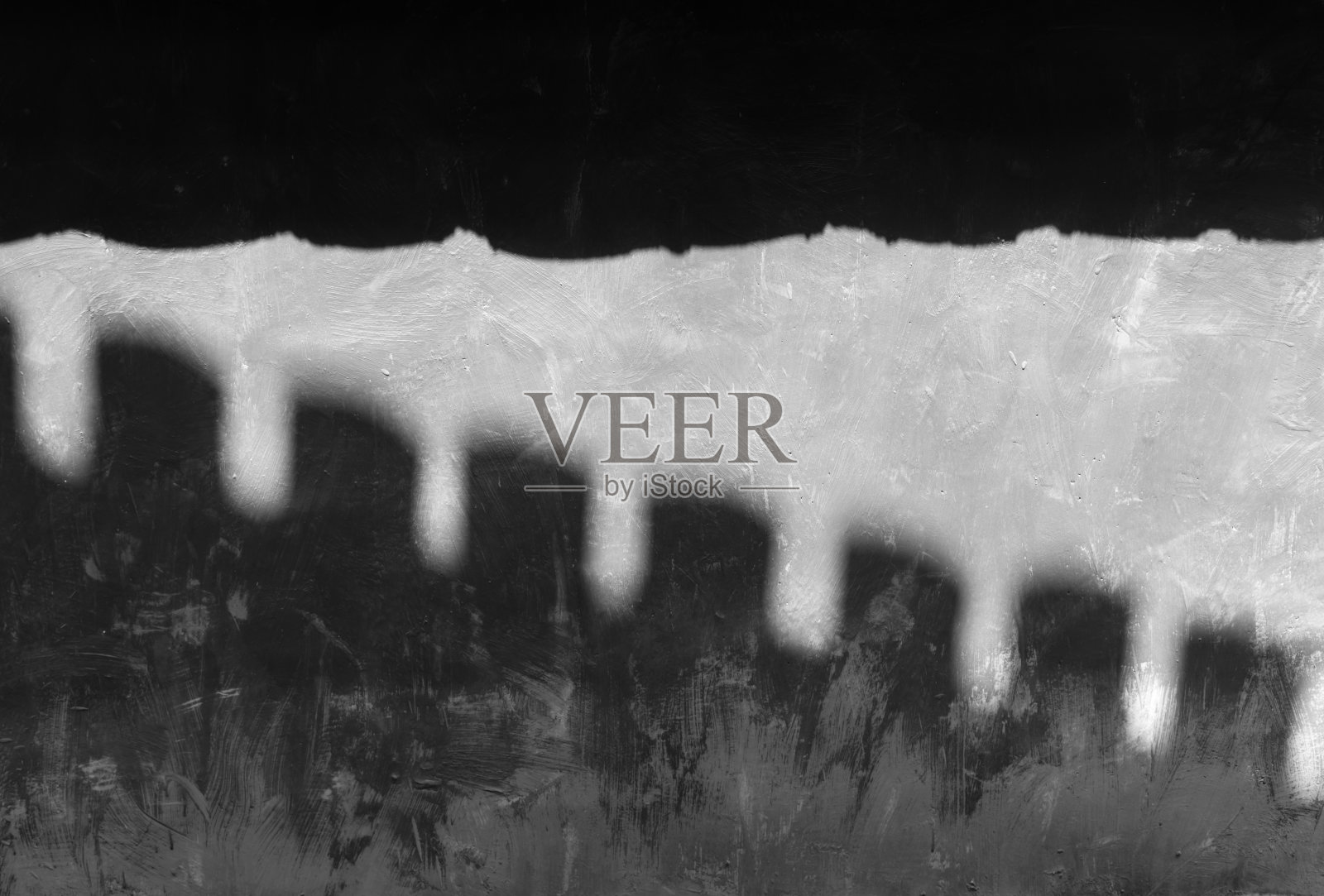 一缕阳光照在灰色的混凝土墙上照片摄影图片