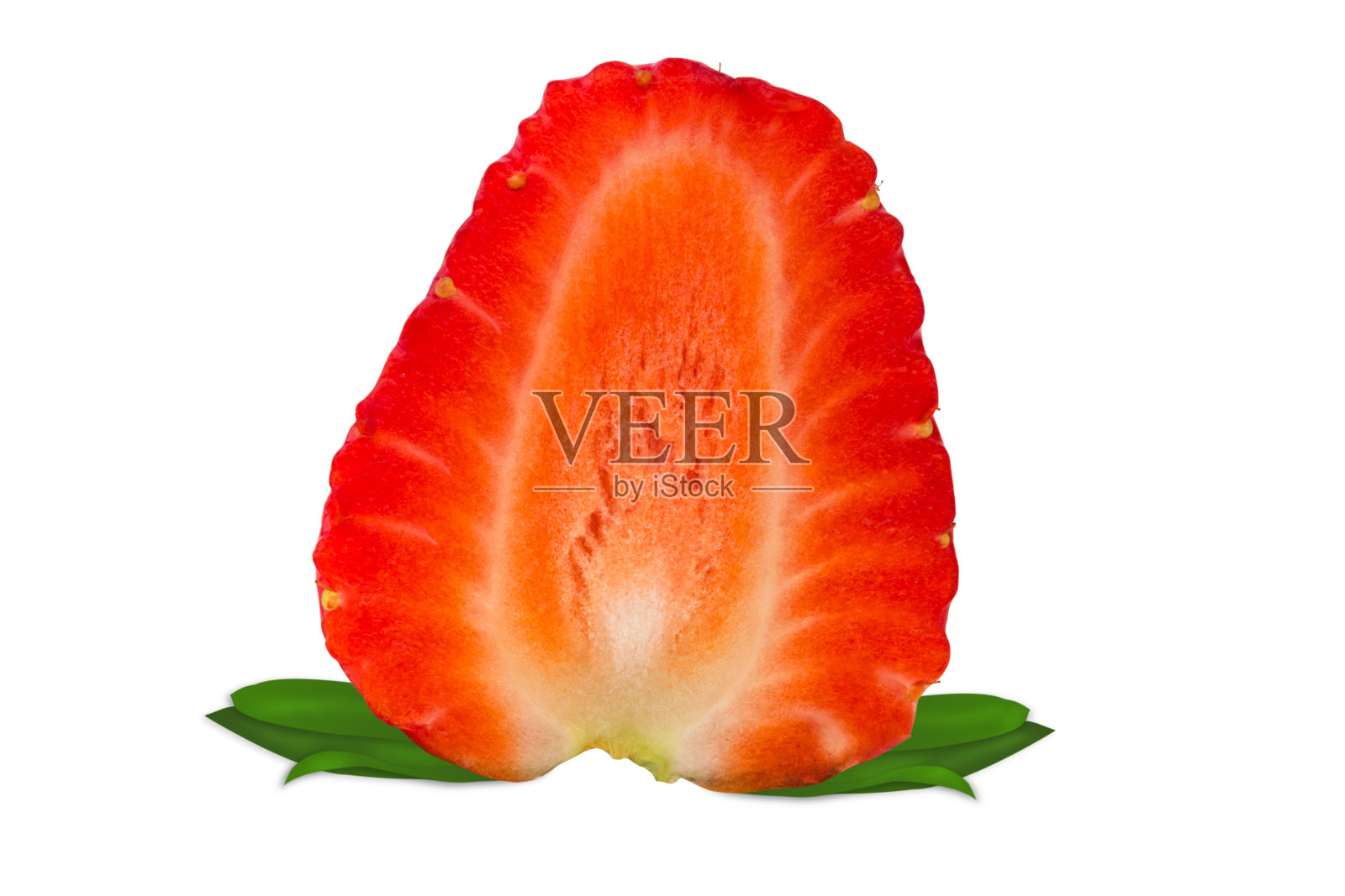 白色背景上的新鲜草莓片照片摄影图片