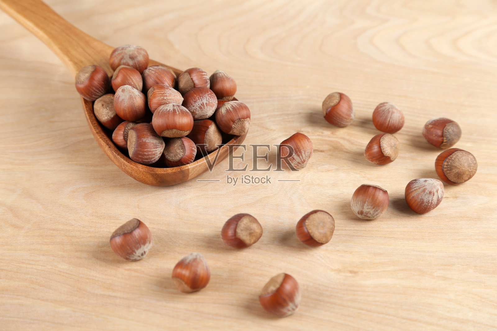 木勺里的榛子照片摄影图片