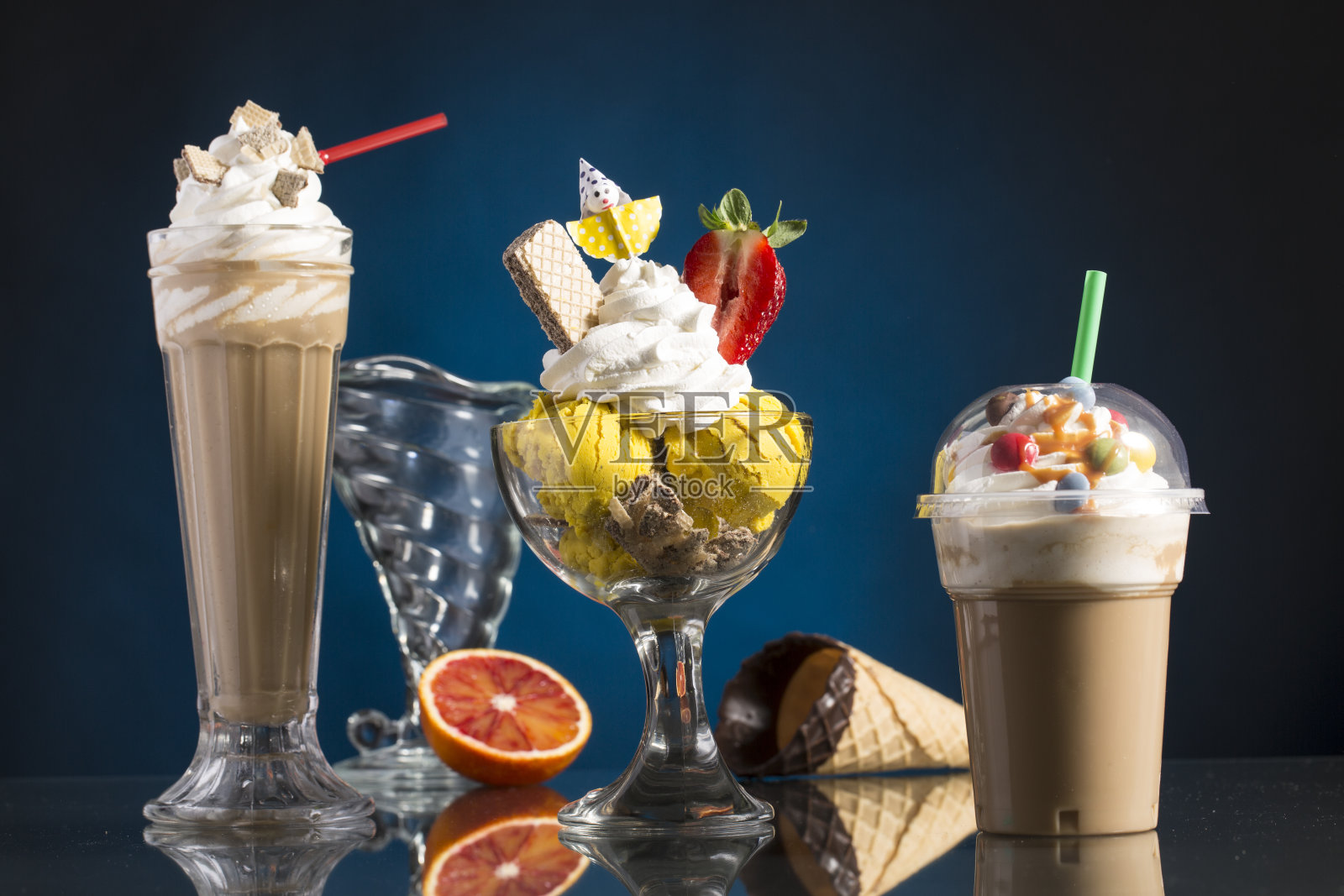 冰咖啡和冰咖啡外卖，和那不勒斯杯装饰照片摄影图片