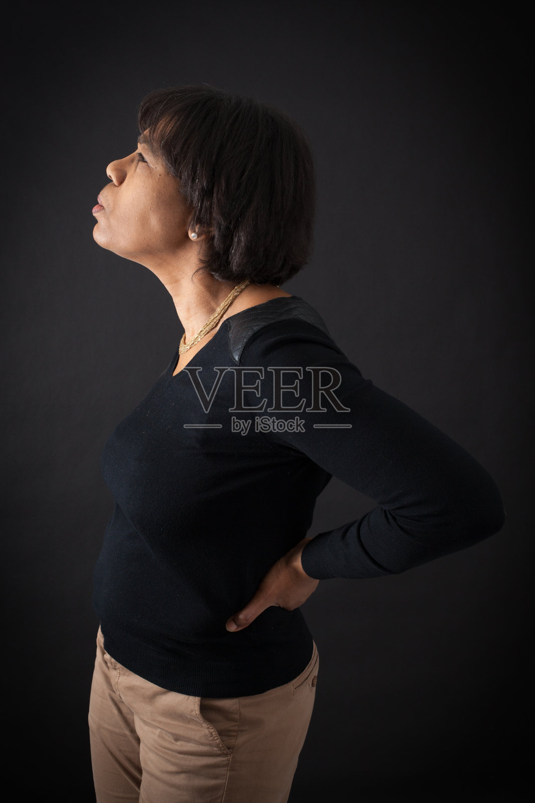 美丽的女人在不同的衣服里有不同的表情照片摄影图片