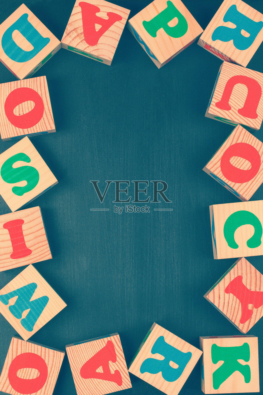 黑色背景与字母块照片摄影图片