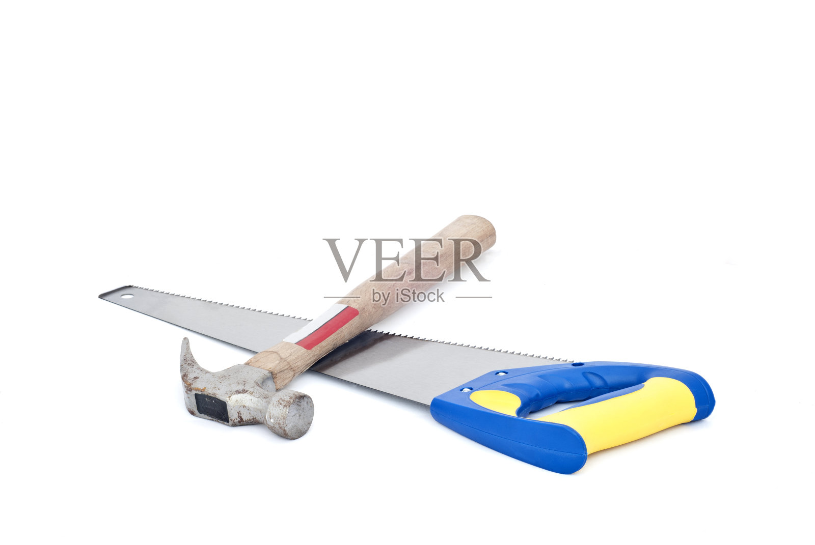 白底上的手锯和锤子照片摄影图片