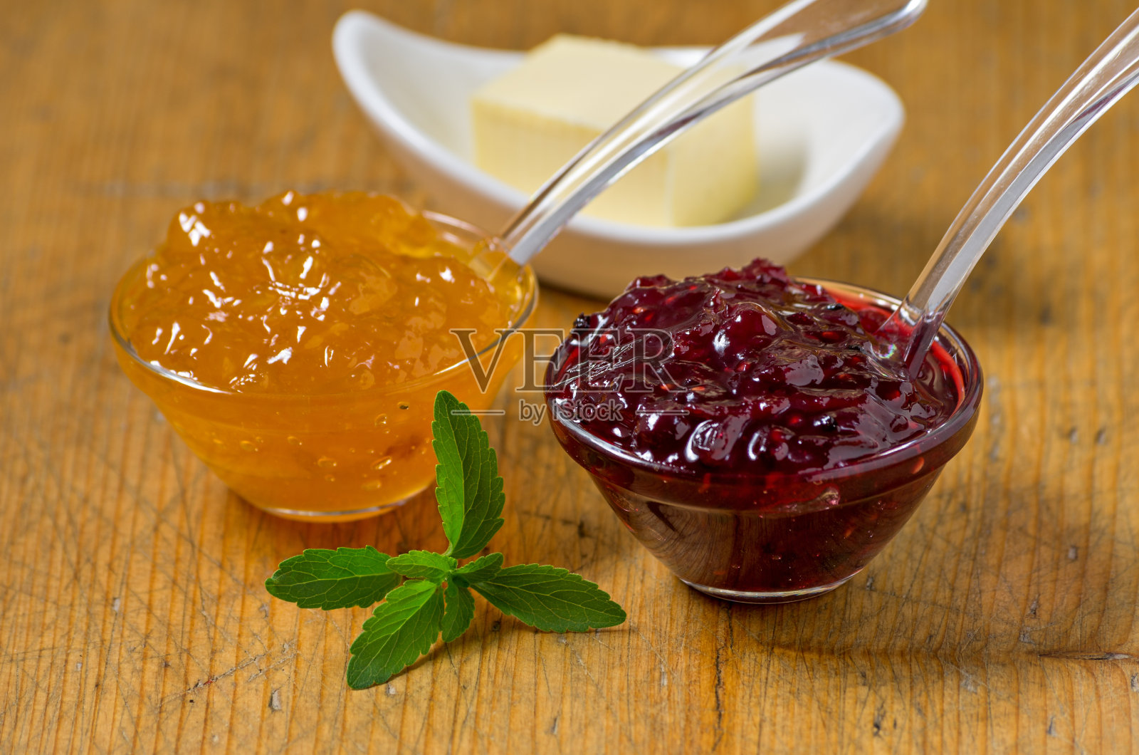 在木板上涂上甜叶菊叶照片摄影图片