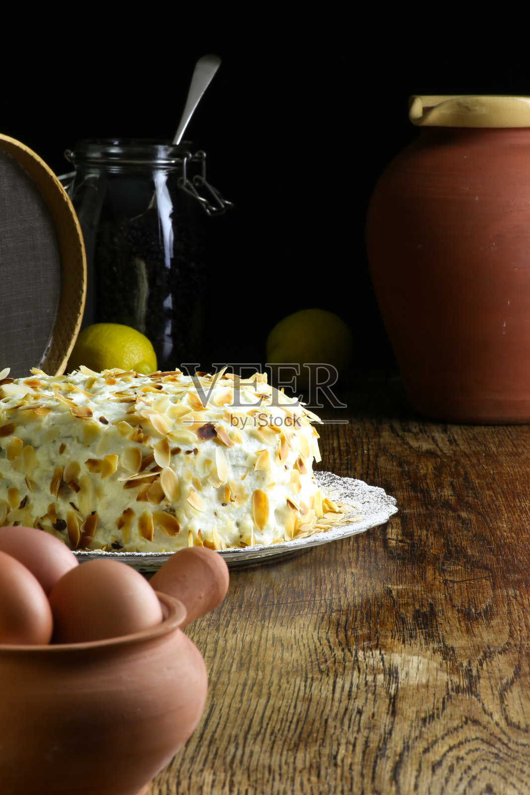 自制胡萝卜蛋糕在玻璃盘子新鲜鸡蛋深色背景照片摄影图片