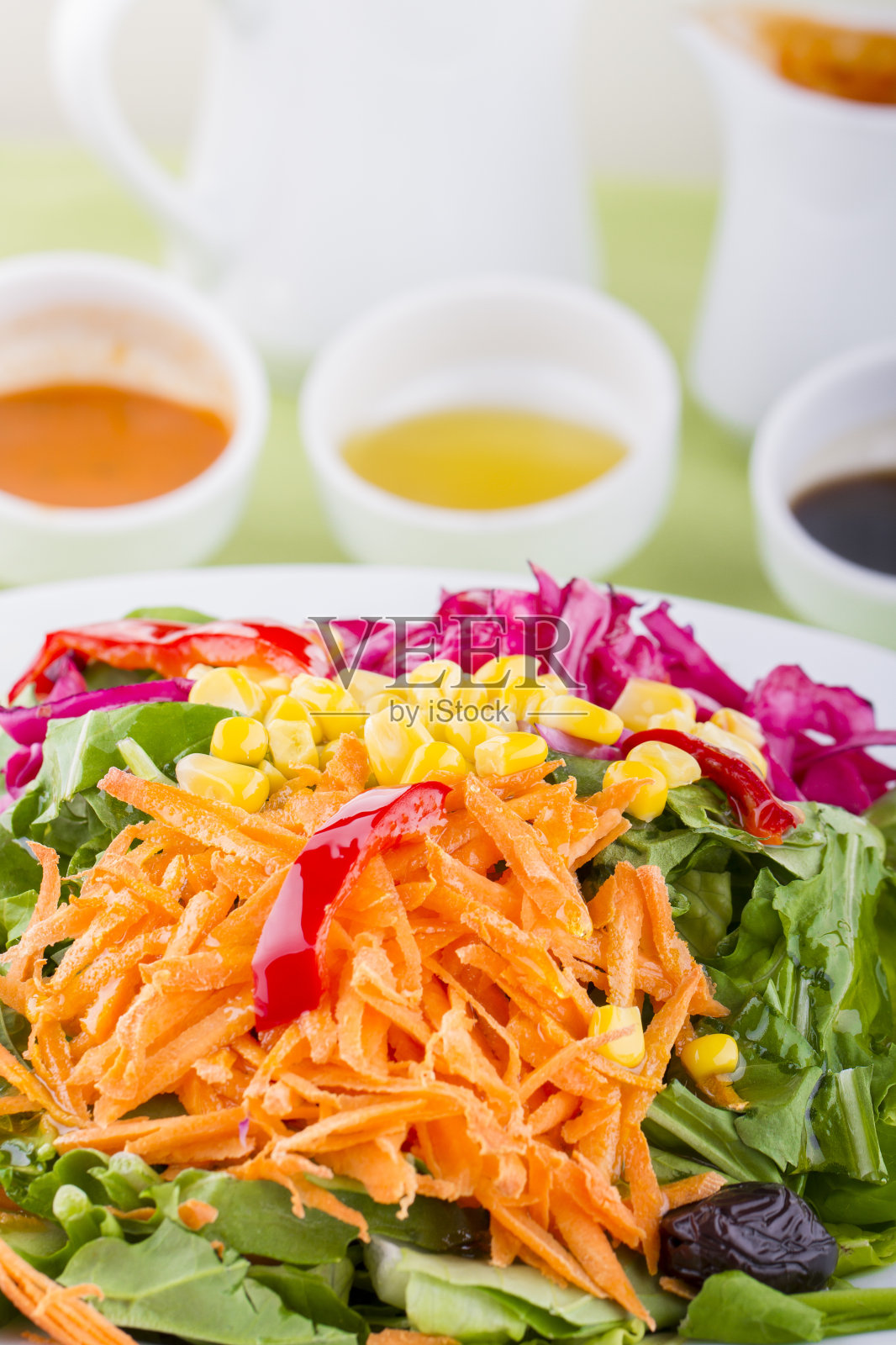 健康的胡萝卜丝和玉米沙拉照片摄影图片