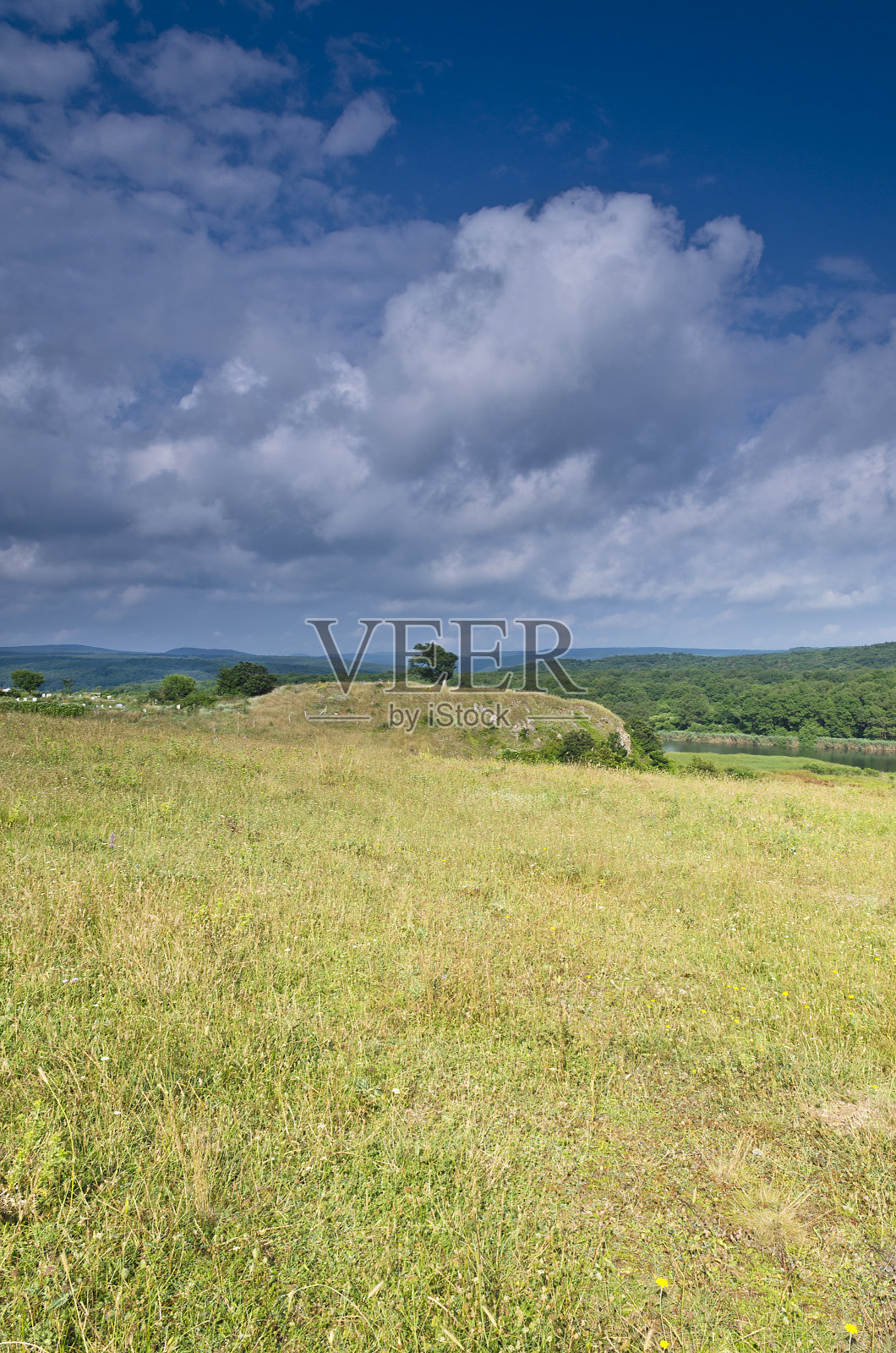 美丽的保加利亚度假胜地在阳光明媚的夏日照片摄影图片