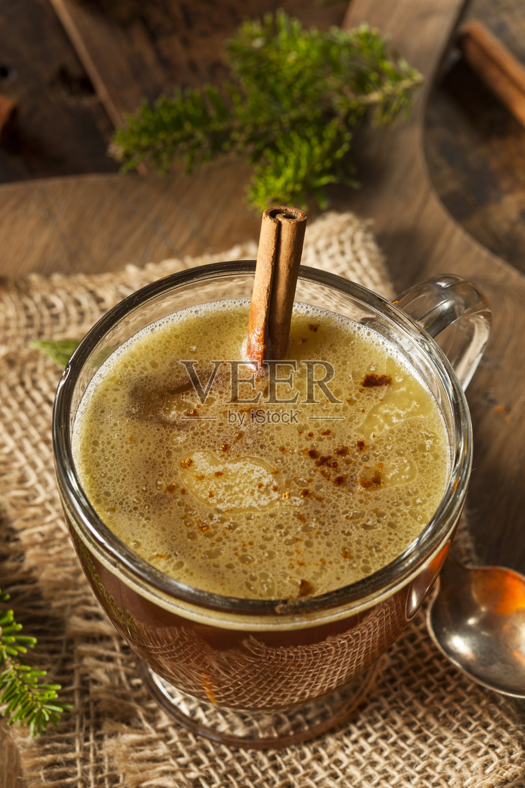 自制热黄油朗姆酒照片摄影图片