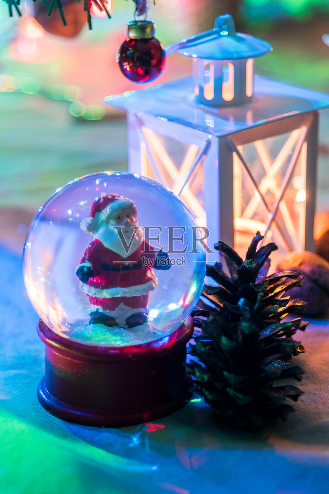 圣诞老人在雪球和圣诞灯照片摄影图片