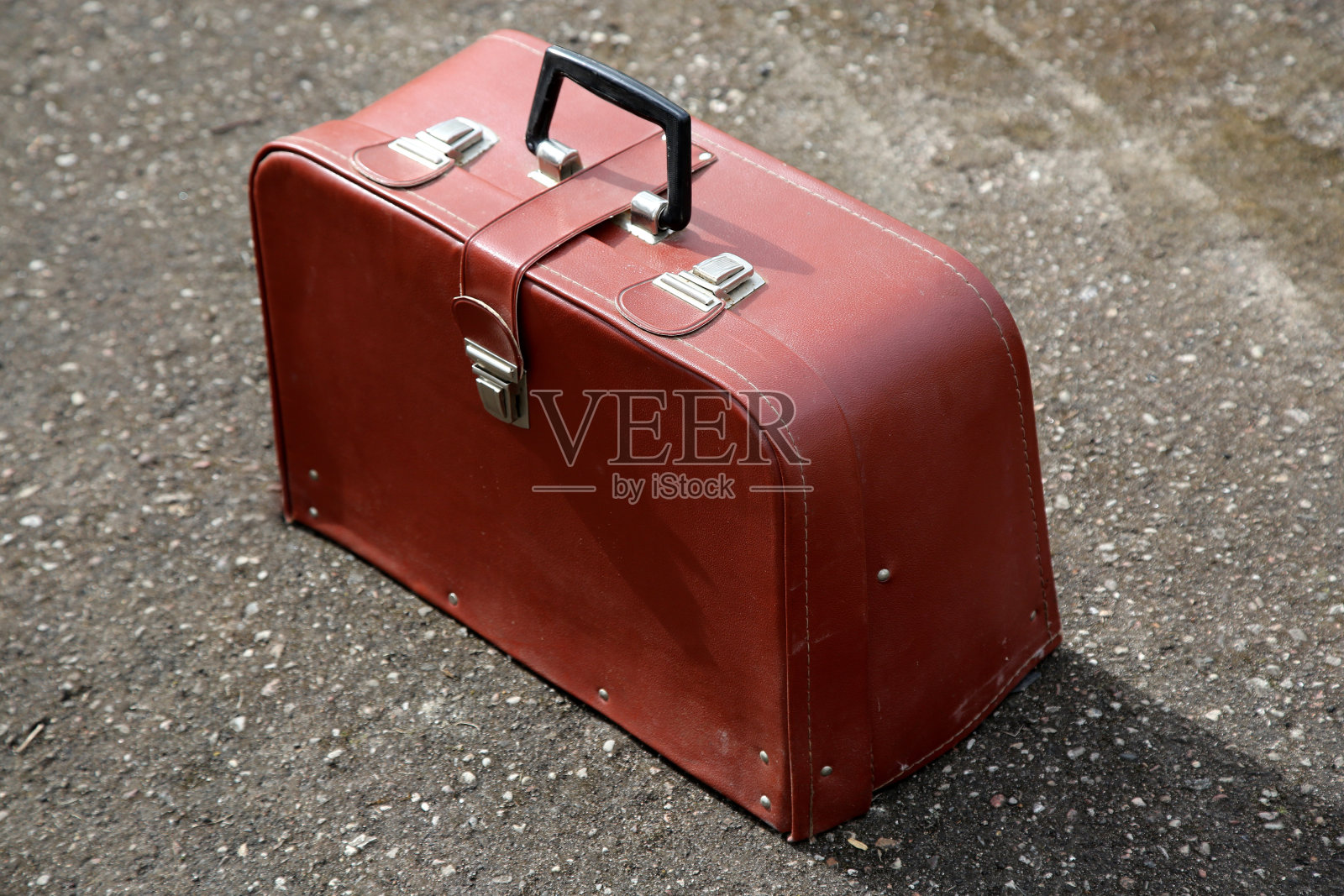 小巷里的老式皮箱照片摄影图片