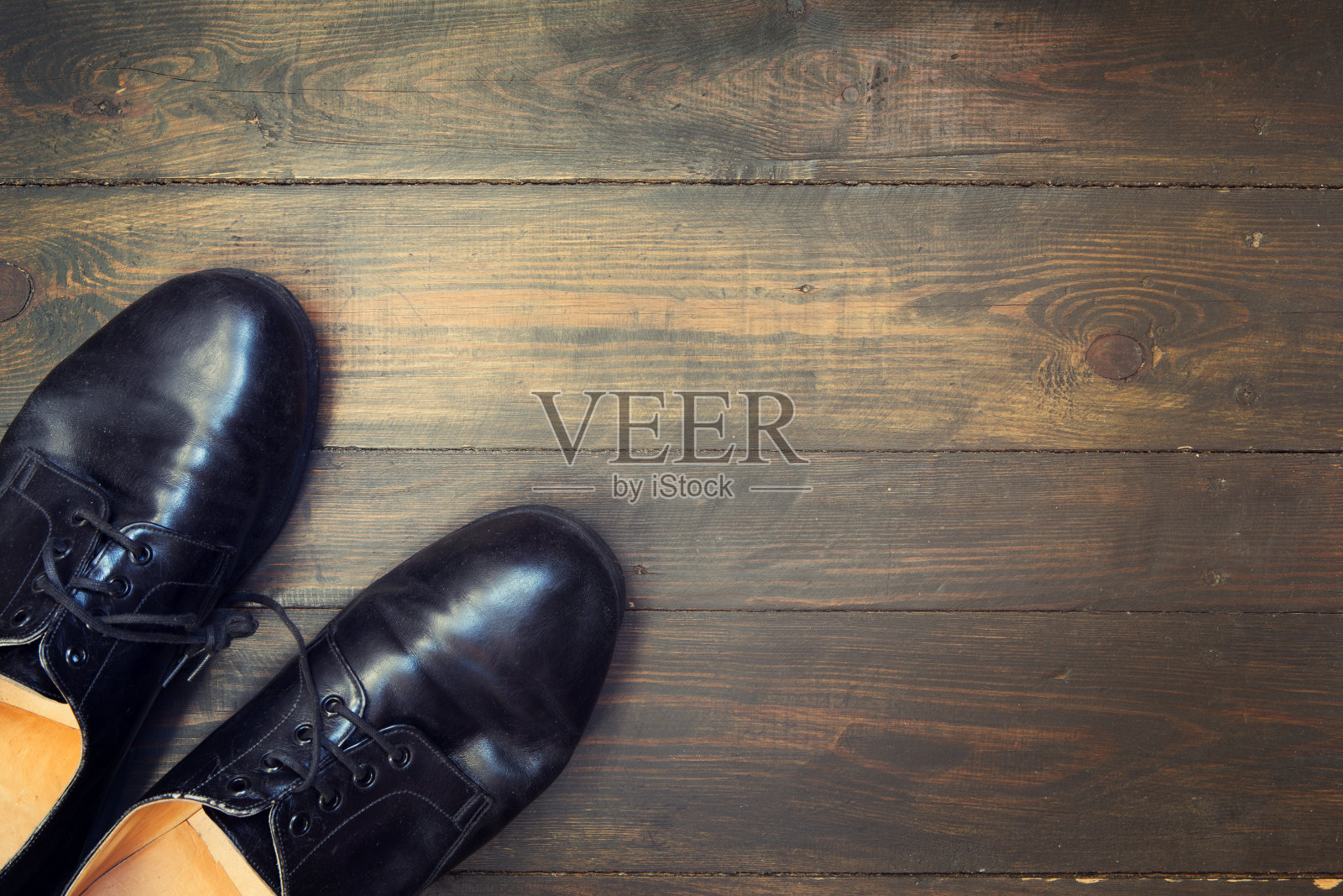 木制背景上的黑色鞋子照片摄影图片