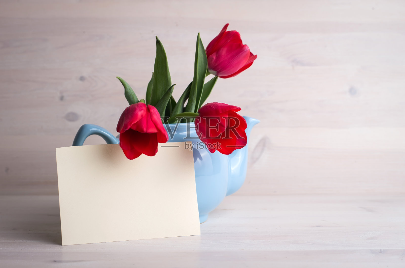 春天郁金香花束茶壶在复古的木制背景照片摄影图片