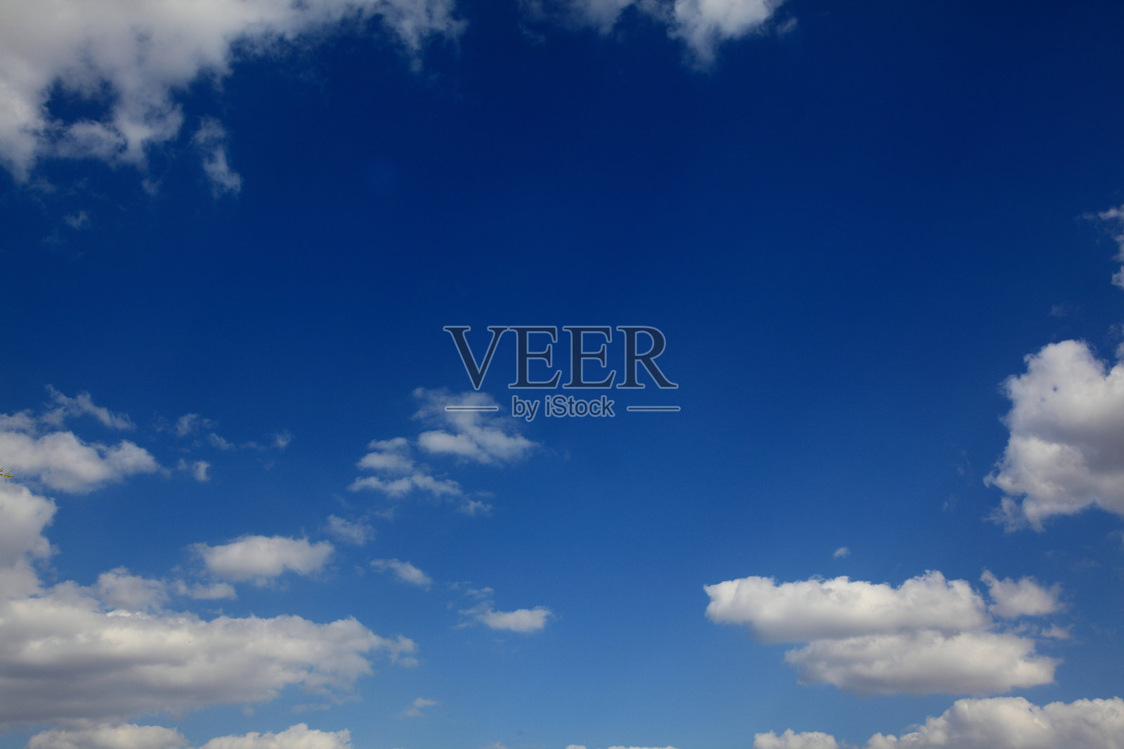 蓝色的天空和小云朵的背景照片摄影图片