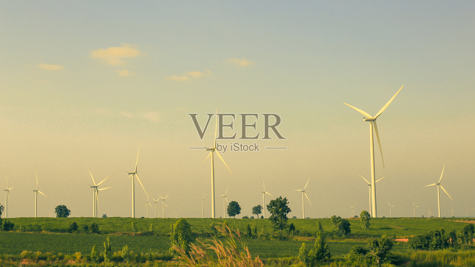 风力涡轮机生长在山上照片摄影图片