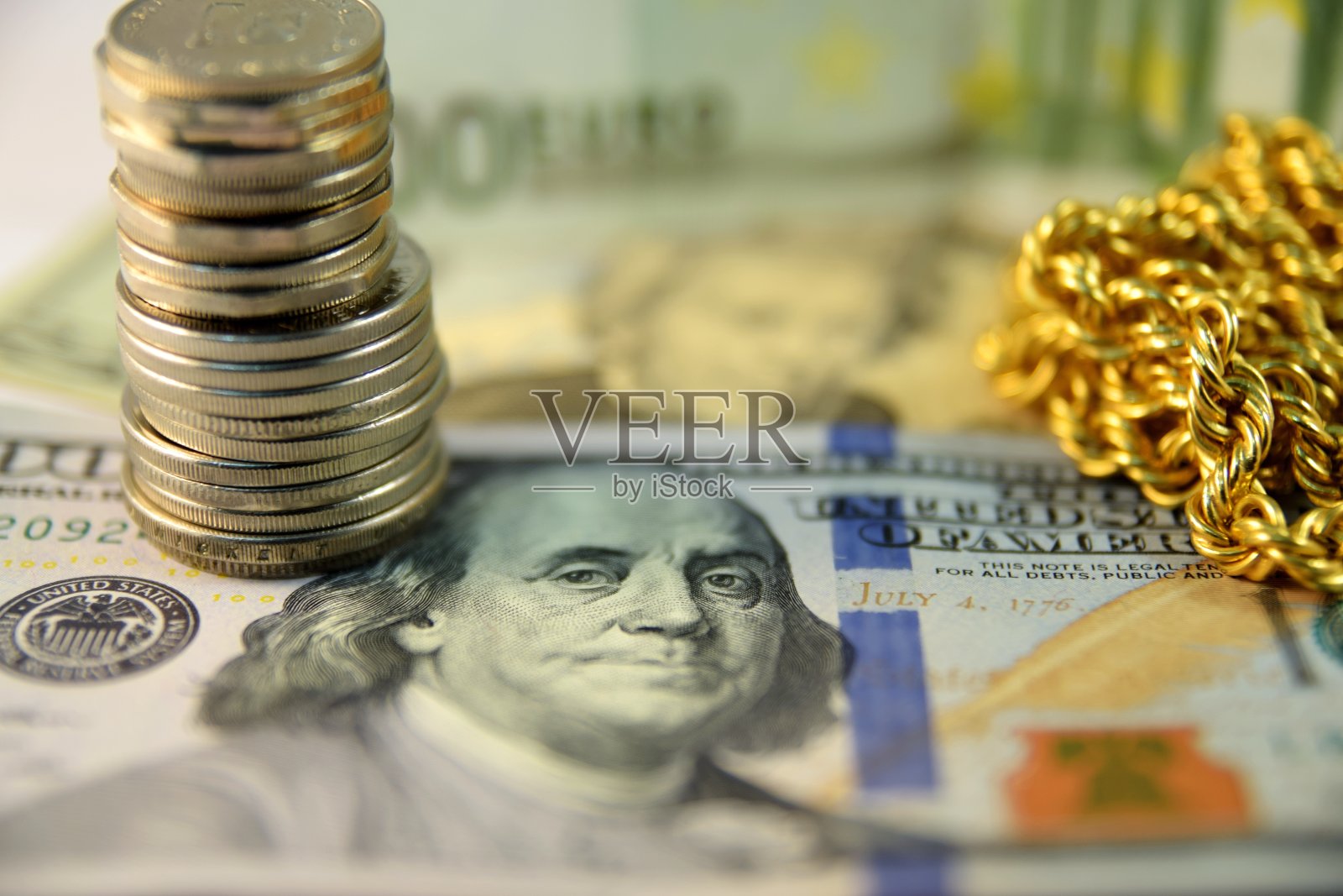 接近各种货币的纸币和硬币，不同的国家照片摄影图片