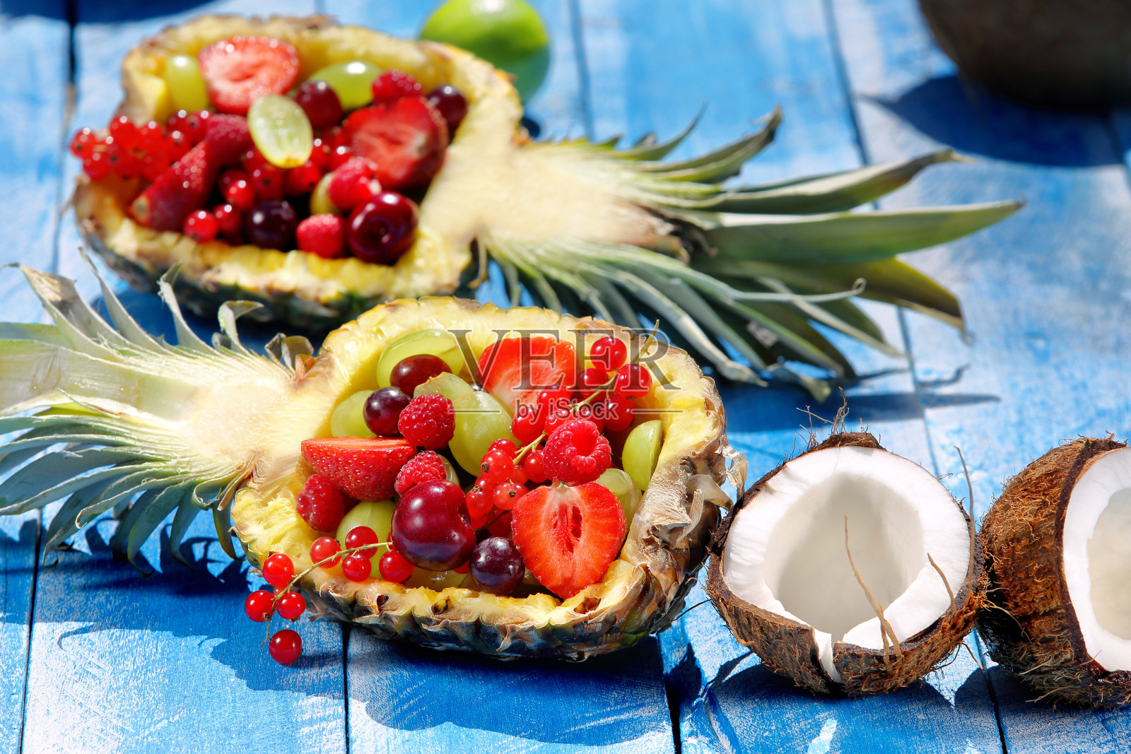 蓝木背景上的菠萝水果沙拉照片摄影图片