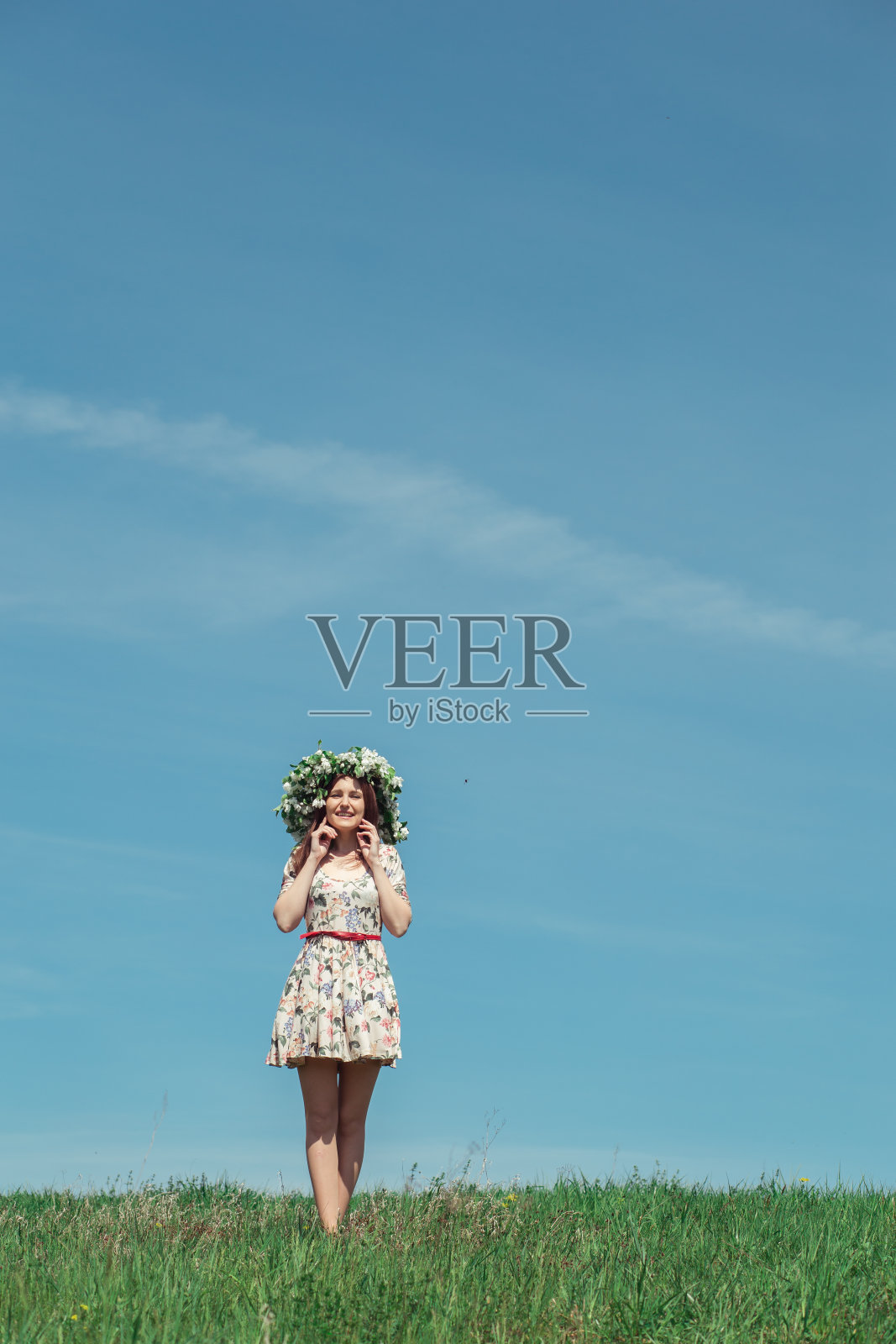 美丽的女孩在绿色的田野照片摄影图片