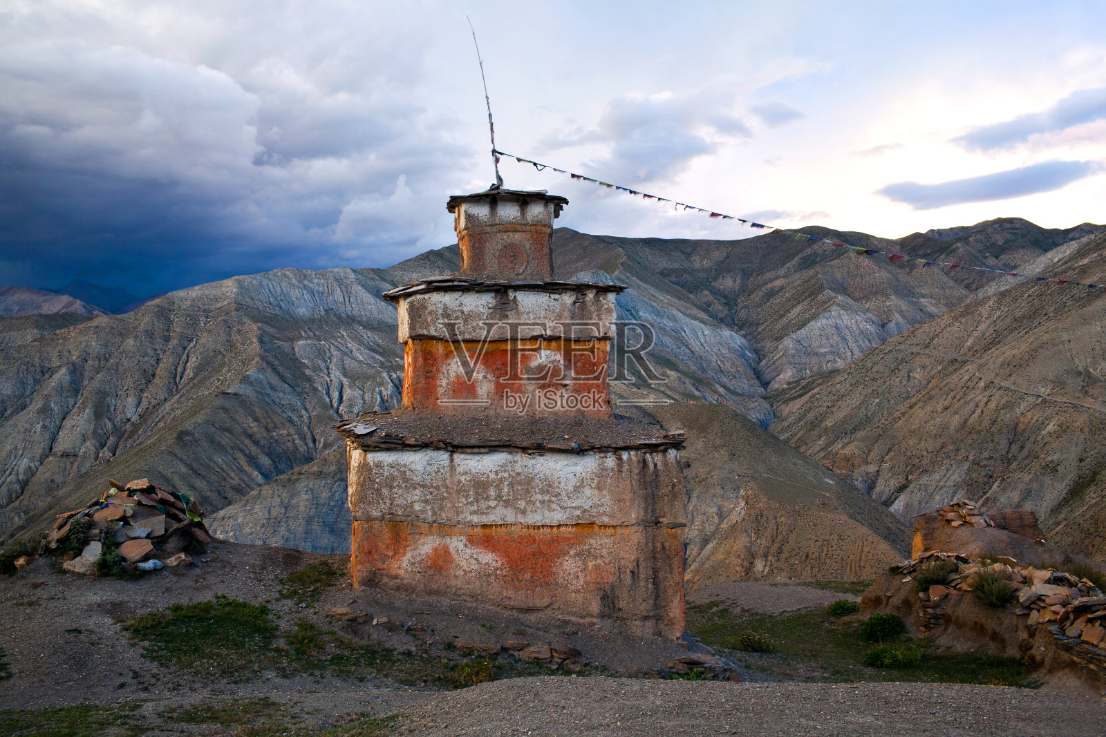 尼泊尔萨当村的邦塔照片摄影图片