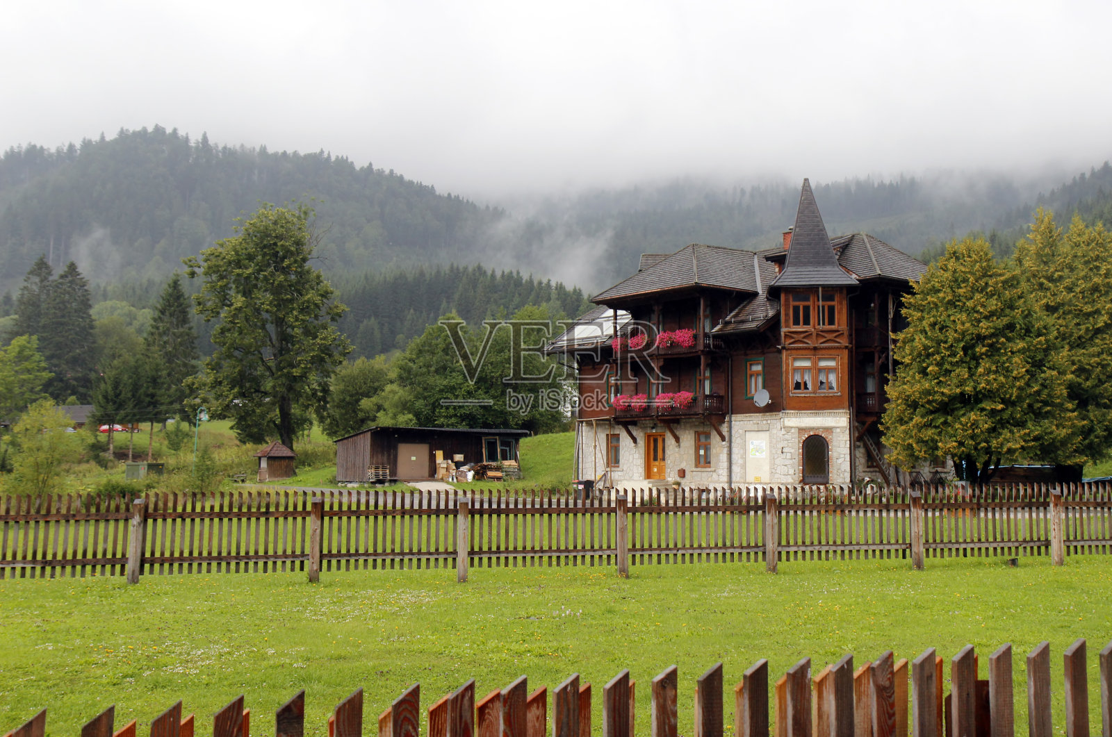 奥地利阿尔卑斯山高山上的小房子照片摄影图片