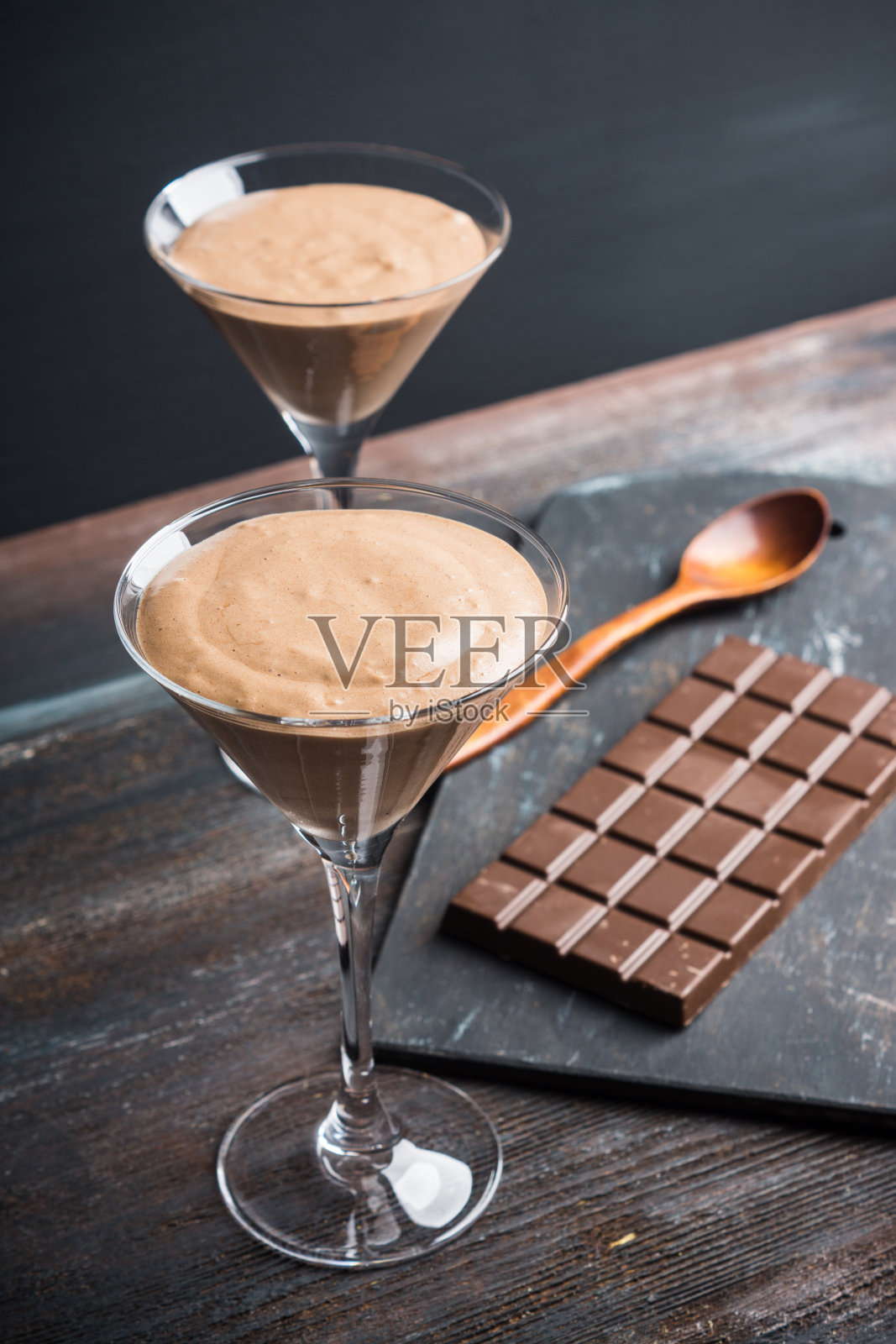 马提尼杯巧克力慕斯照片摄影图片