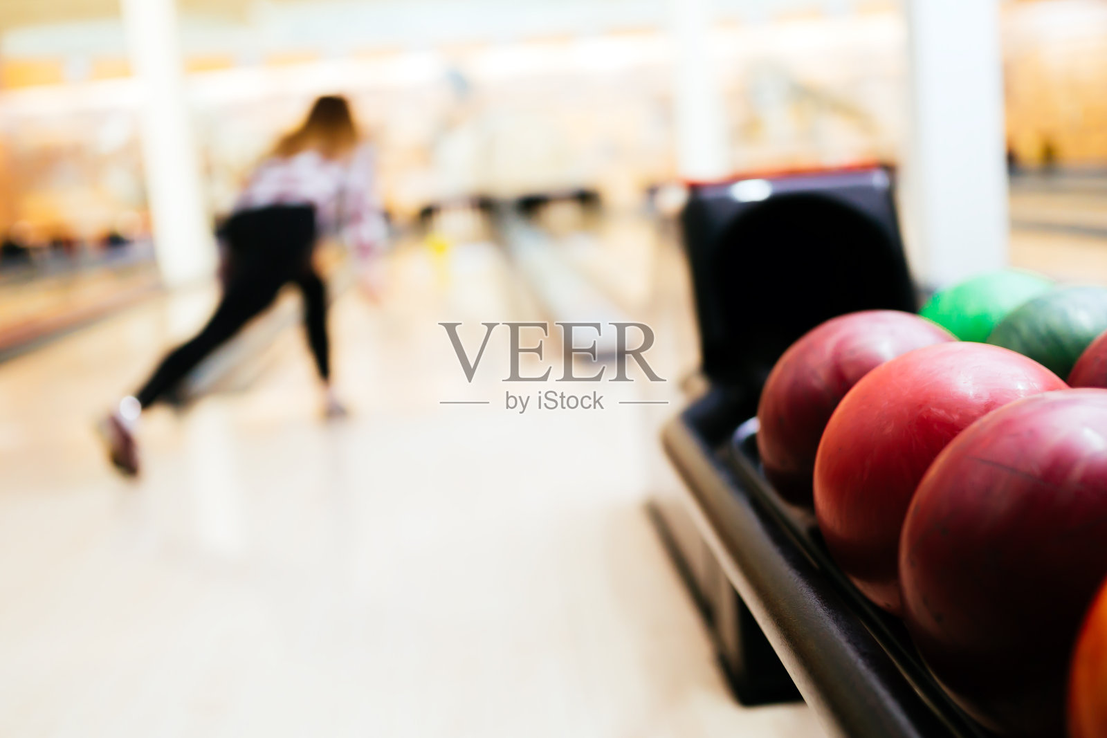 扔保龄球的女人照片摄影图片