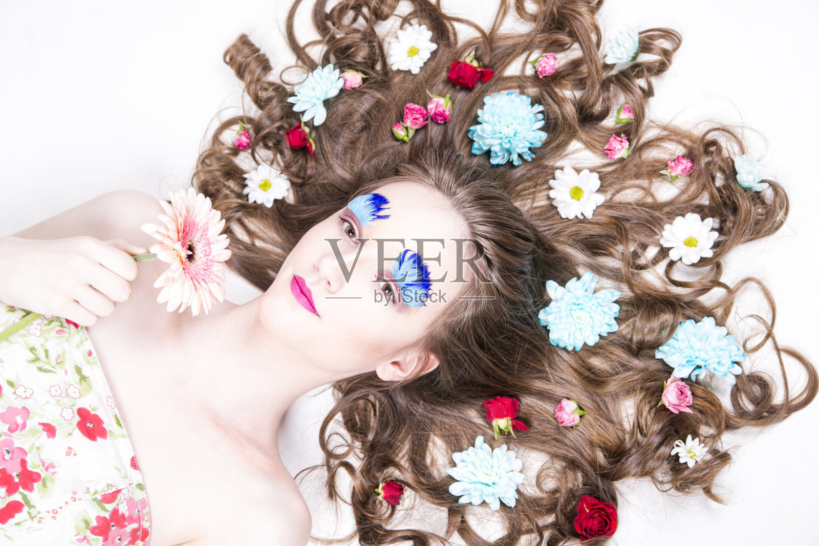 美丽的女孩与创意的化妆和发型与鲜花照片摄影图片