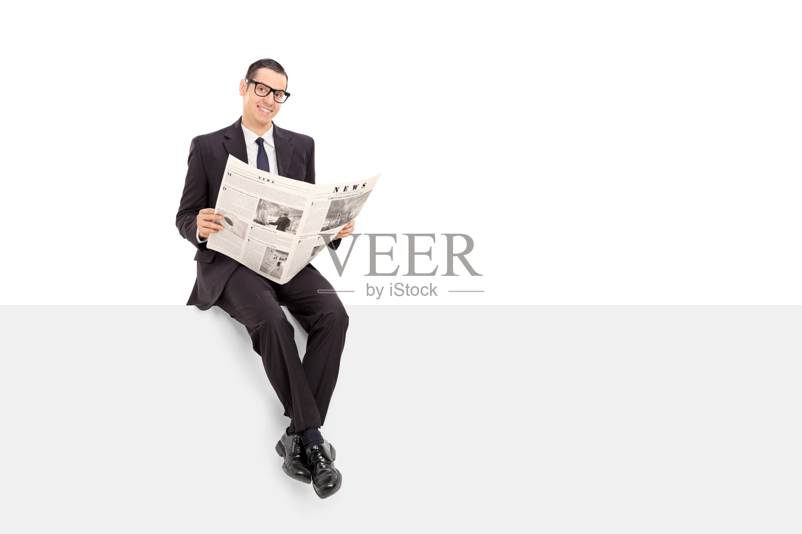 商人坐在座板上看新闻照片摄影图片