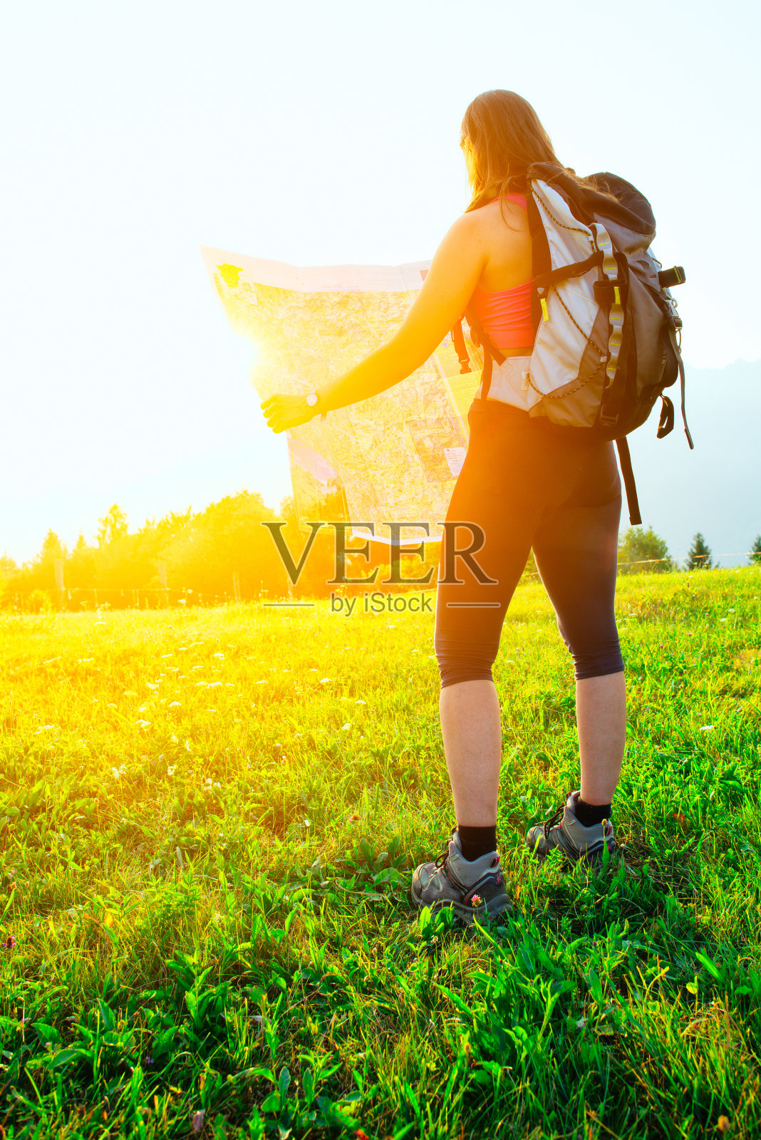 徒步女孩独自看地图照片摄影图片