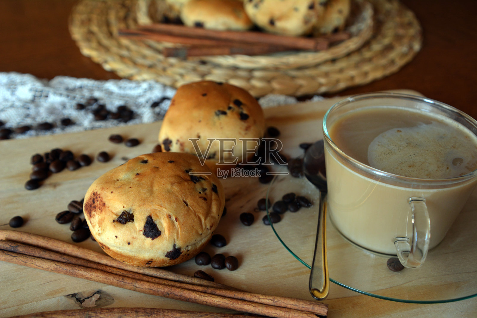 新鲜烘焙的传统面包配巧克力片和咖啡杯照片摄影图片