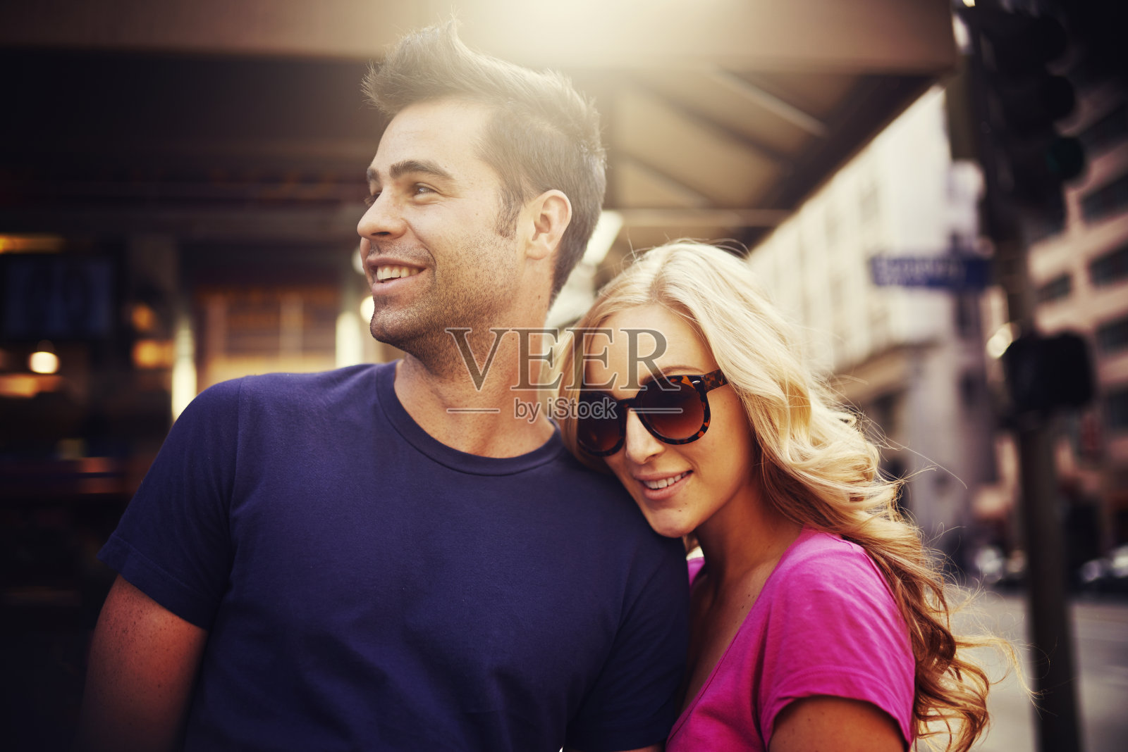 一对迷人的游客夫妇在洛杉矶市中心照片摄影图片