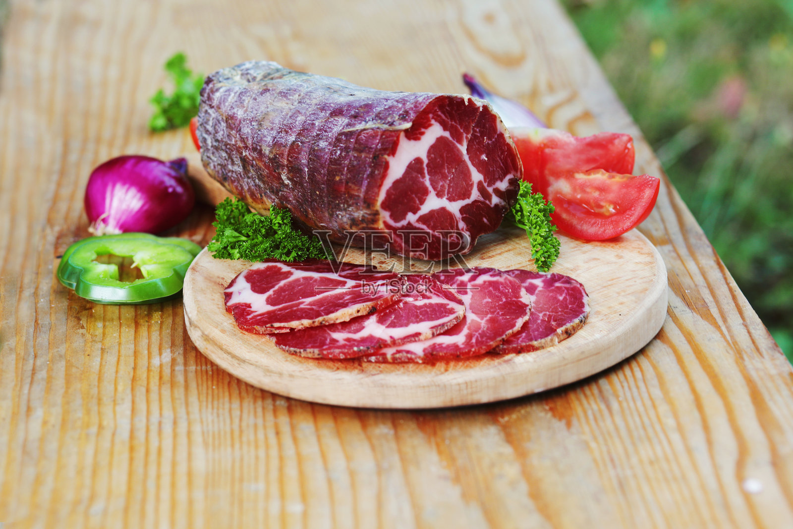 熏火腿和蔬菜放在木板上照片摄影图片