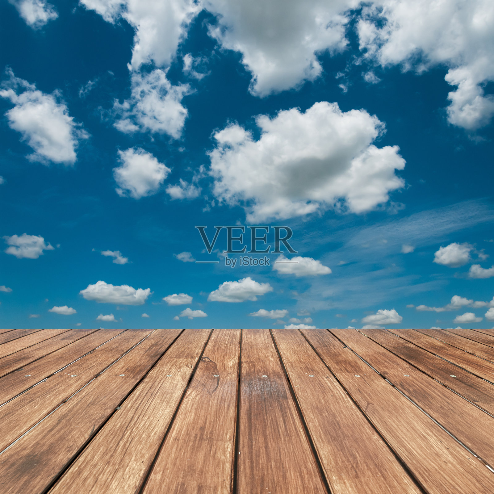 蓝天白云，木地板纹理照片摄影图片