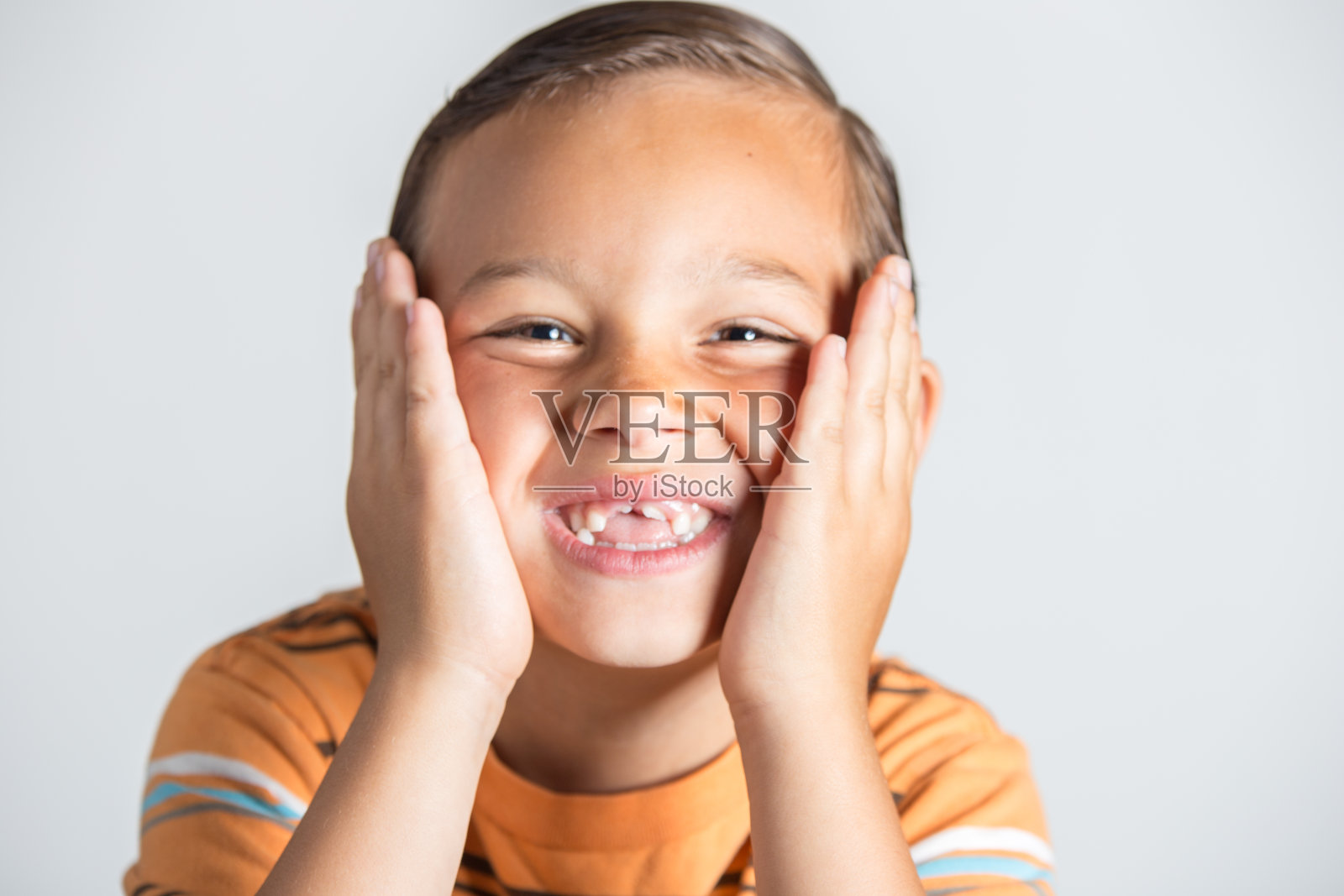 男孩缺牙。照片摄影图片