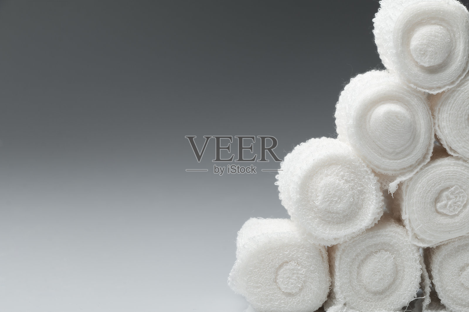 石膏绷带卷和剪刀照片摄影图片