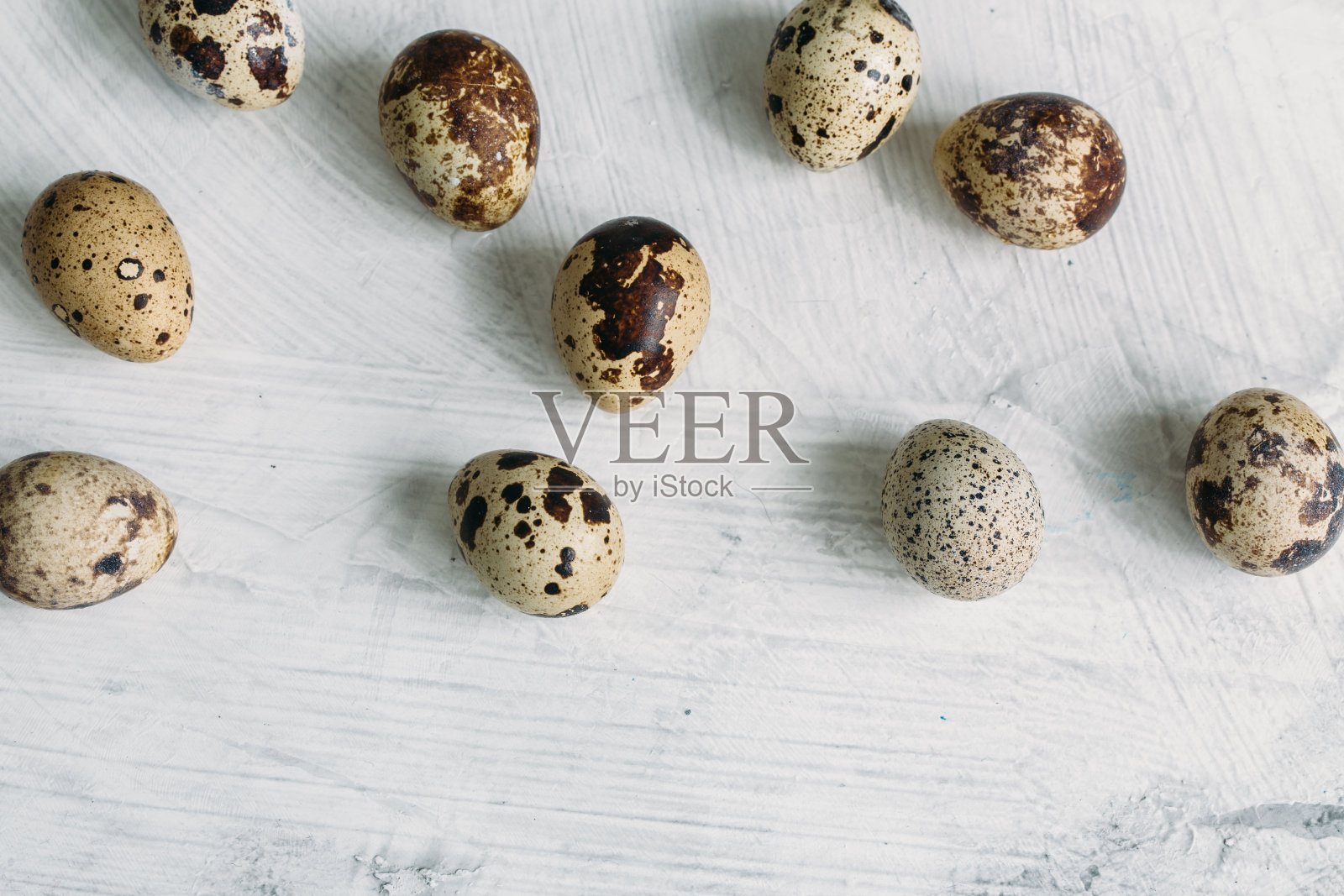 鹌鹑蛋的质地背景是白色的照片摄影图片
