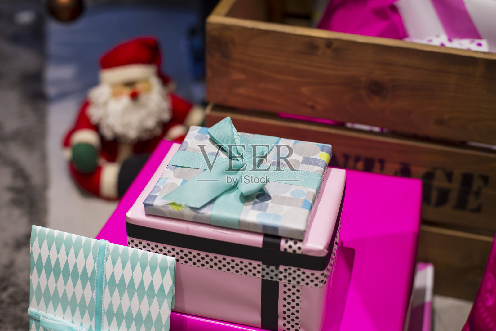 用包装纸包装的盒子里的圣诞礼物照片摄影图片