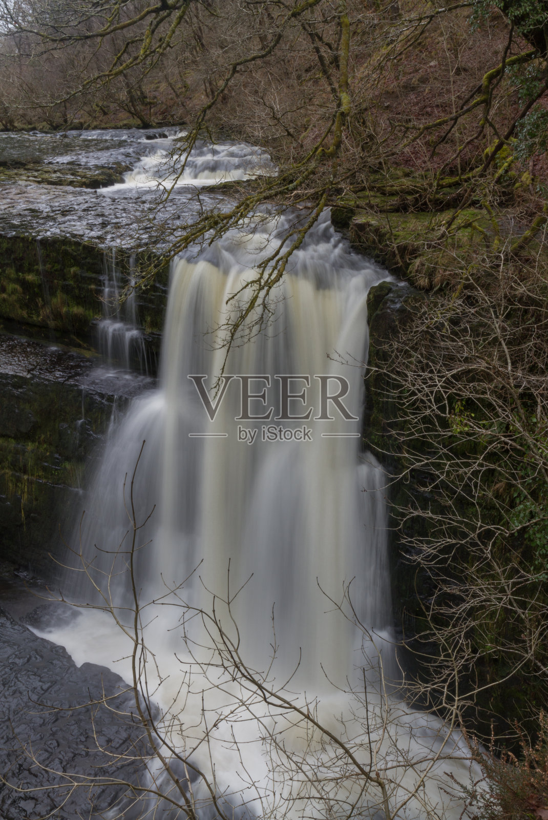 Sgwd Clun-Gwyn瀑布。在南威尔士的Afon Mellte河上，照片摄影图片