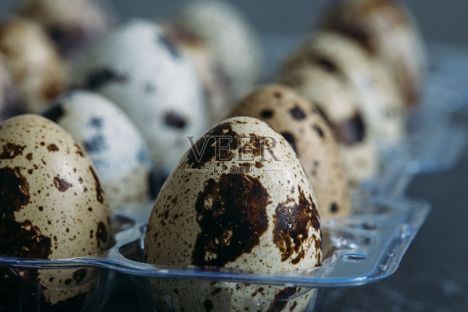 鹌鹑蛋的纹理背景为黑色照片摄影图片