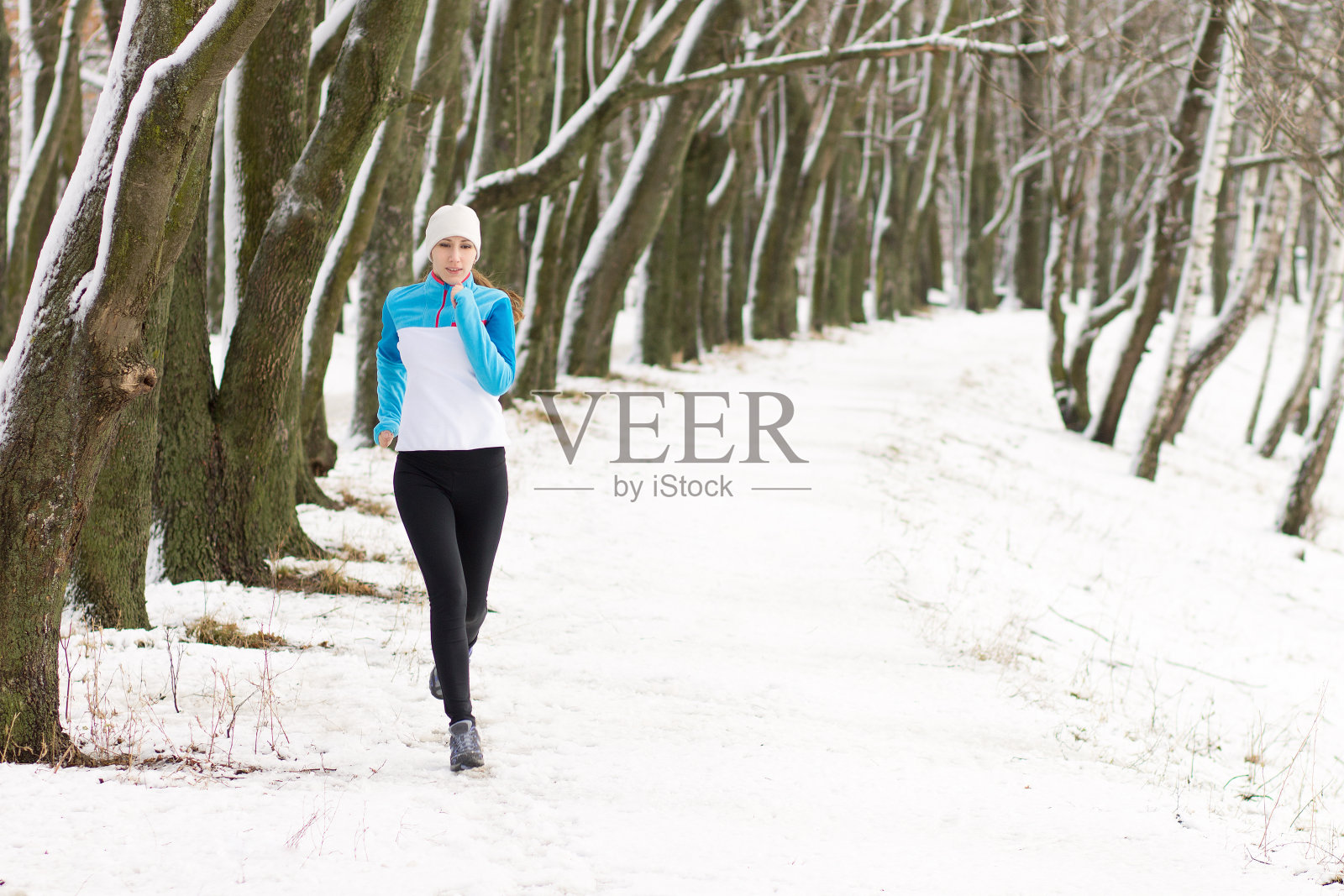 年轻女子在公园里跑步照片摄影图片