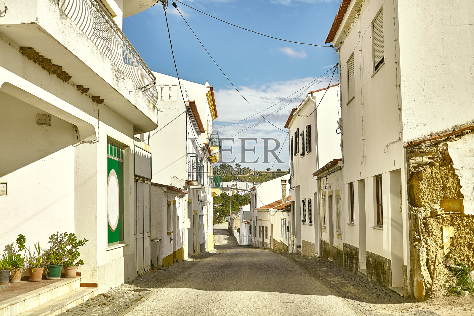 空的街道在城市的道路与建筑物照片摄影图片