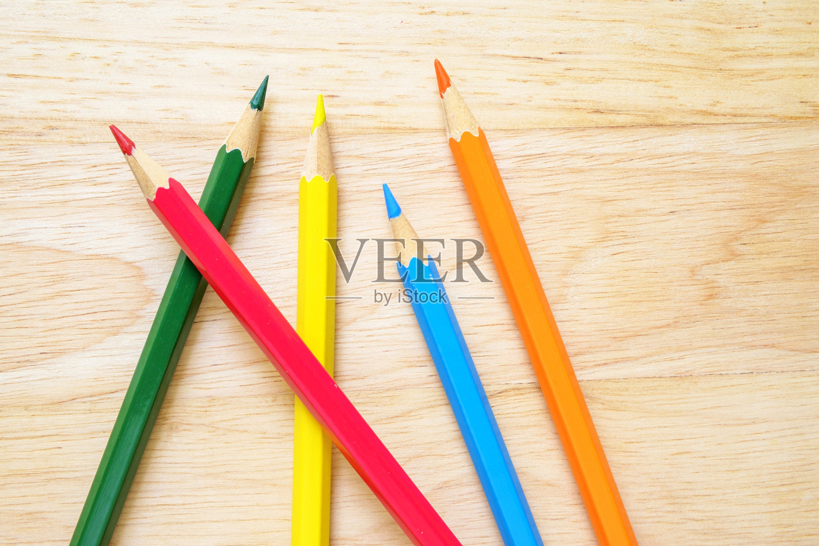 木材背景上的彩色铅笔照片摄影图片